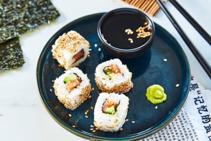 California rolls au saumon frais et avocat, sushi japonais