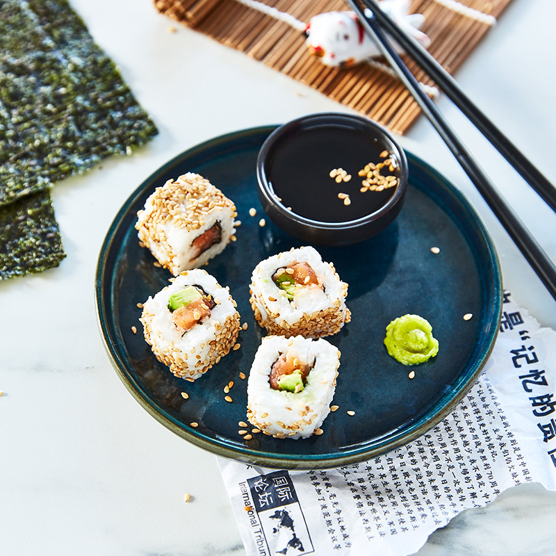 California rolls au saumon frais et avocat, sushi japonais